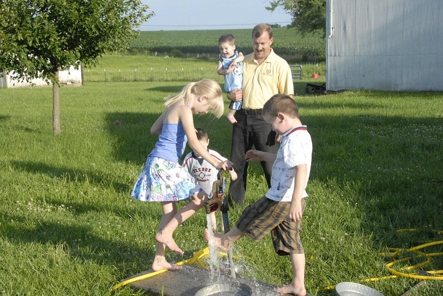 Raising babies: The role of the extended family