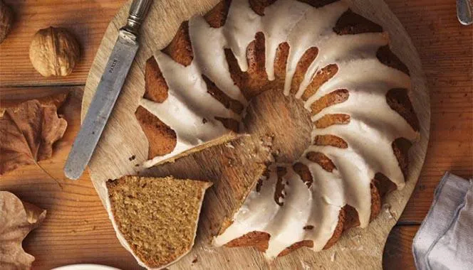Pumpkin-Bundt cake with walnuts