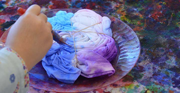 Dye your boring clothes with tie-dye Dye your boring clothes with tie-dye