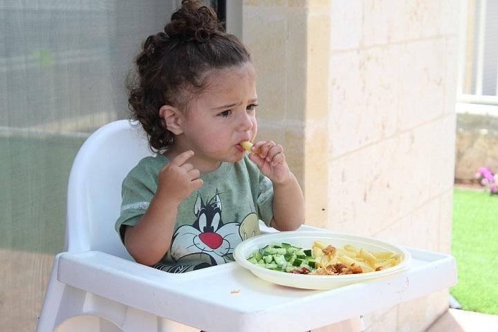 How To Encourage Toddlers To Eat On Their Own. We Bring You Some Tips