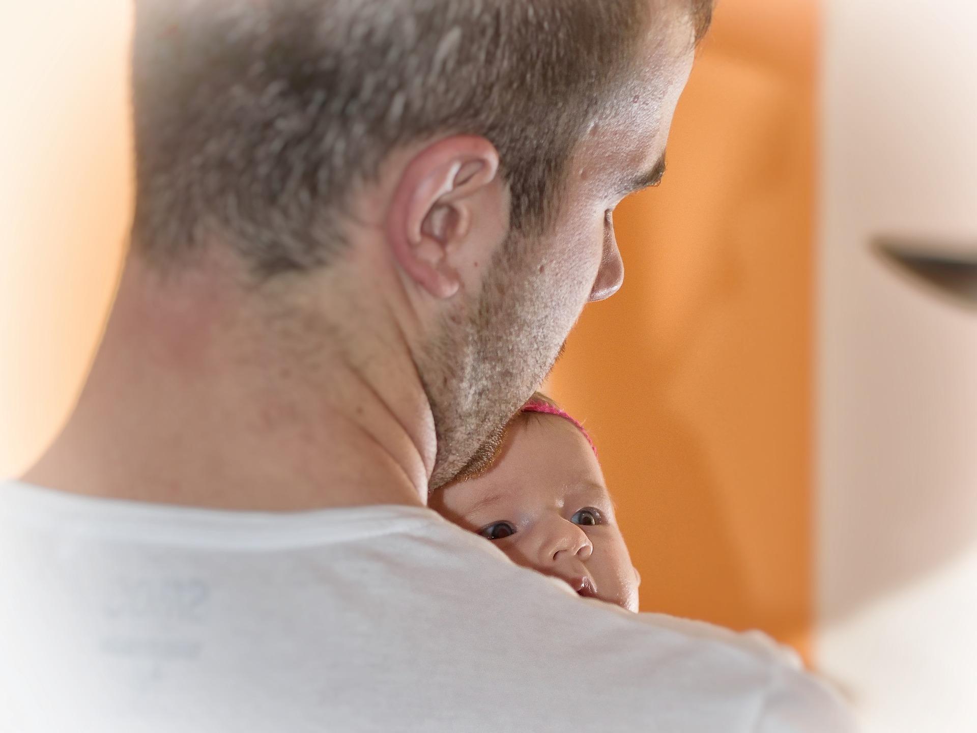 The dad guide to newborns: How a dad can understand and soothe his crying baby