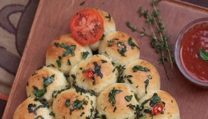 Christmas tree pull-apart herbed garlic rolls